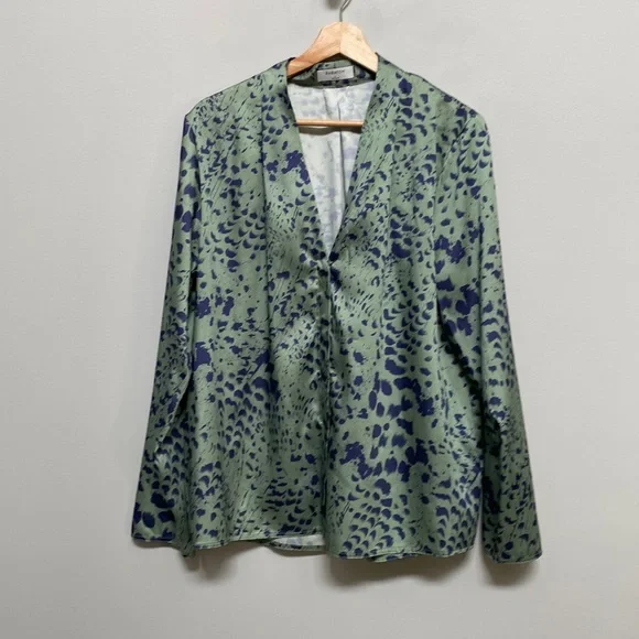 ❗️SOLD❗️Aritzia Babaton Green/Blue Power Long Sleeve Satin Feel Blouse Size L - Picture 4 of 9